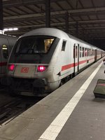 IC 2092 von Mnchen nach Karlsruhe Hbf am 26.12.2016 auf Gleis 20 in Mnchen